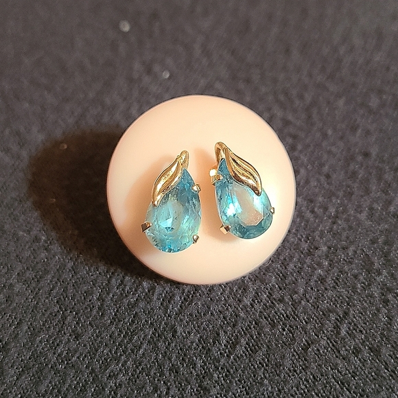 Jewelry - 💸SOLD💸 EUC Genuine Blue Topaz Teardrop Gold Earrings